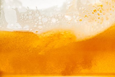 Parlak portakal yağını veya birayı kapat doku ve doğa dalgaları, güzel dalgalar eğrisi ve grafik tasarım ve arka plan için pürüzsüz küçük kabarcıklar, yağlı baloncuklar, yumuşak bira kabarcıkları, seçici odaklanma