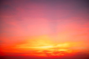 Güzel, lüks, yumuşak turuncu altın bulutlar ve mavi gökyüzünde güneş ışığı arka plan için mükemmel, akşam, Alacakaranlık, büyük boy, yüksek çözünürlüklü manzara fotoğrafı, savana manzarası