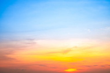 Güzel, lüks, yumuşak turuncu altın bulutlar ve mavi gökyüzünde güneş ışığı arka plan için mükemmel, akşam, Alacakaranlık, büyük boy, yüksek çözünürlüklü manzara fotoğrafı, savana manzarası