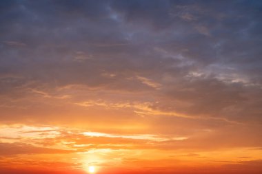 Güzel, lüks, yumuşak turuncu altın bulutlar ve mavi gökyüzünde güneş ışığı arka plan için mükemmel, akşam, Alacakaranlık, büyük boy, yüksek çözünürlüklü manzara fotoğrafı, savana manzarası