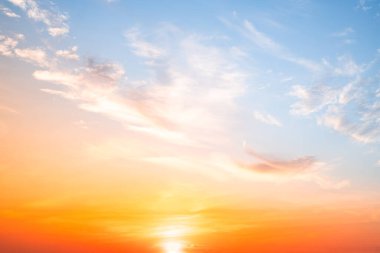 Güzel, lüks, yumuşak turuncu altın bulutlar ve mavi gökyüzünde güneş ışığı arka plan için mükemmel, akşam, Alacakaranlık, büyük boy, yüksek çözünürlüklü manzara fotoğrafı, savana manzarası