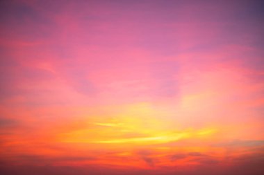 Güzel, lüks, yumuşak turuncu altın bulutlar ve mavi gökyüzünde güneş ışığı arka plan için mükemmel, akşam, Alacakaranlık, büyük boy, yüksek çözünürlüklü manzara fotoğrafı, savana manzarası