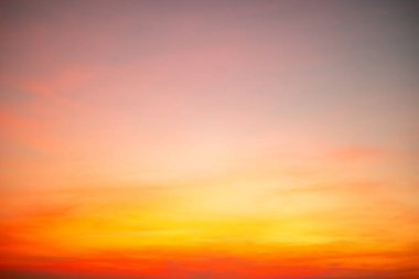 Güzel, lüks, yumuşak turuncu altın bulutlar ve mavi gökyüzünde güneş ışığı arka plan için mükemmel, akşam, Alacakaranlık, büyük boy, yüksek çözünürlüklü manzara fotoğrafı, savana manzarası