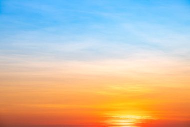 Güzel, lüks, yumuşak turuncu altın bulutlar ve mavi gökyüzünde güneş ışığı arka plan için mükemmel, akşam, Alacakaranlık, büyük boy, yüksek çözünürlüklü manzara fotoğrafı, savana manzarası