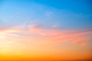 Güzel, lüks, yumuşak turuncu altın bulutlar ve mavi gökyüzünde güneş ışığı arka plan için mükemmel, akşam, Alacakaranlık, büyük boy, yüksek çözünürlüklü manzara fotoğrafı, savana manzarası