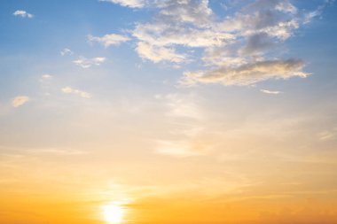 Güzel, lüks, yumuşak turuncu altın bulutlar ve mavi gökyüzünde güneş ışığı arka plan için mükemmel, akşam, Alacakaranlık, büyük boy, yüksek çözünürlüklü manzara fotoğrafı, savana manzarası