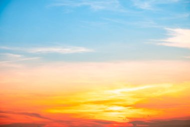 Güzel, lüks, yumuşak turuncu altın bulutlar ve mavi gökyüzünde güneş ışığı arka plan için mükemmel, akşam, Alacakaranlık, büyük boy, yüksek çözünürlüklü manzara fotoğrafı, savana manzarası