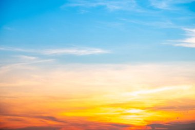 Güzel, lüks, yumuşak turuncu altın bulutlar ve mavi gökyüzünde güneş ışığı arka plan için mükemmel, akşam, Alacakaranlık, büyük boy, yüksek çözünürlüklü manzara fotoğrafı, savana manzarası