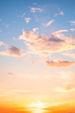 Güzel, lüks, yumuşak turuncu altın bulutlar ve mavi gökyüzünde güneş ışığı arka plan için mükemmel, akşam, Alacakaranlık, büyük boy, yüksek çözünürlüklü manzara fotoğrafı, dikey