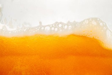 Parlak portakal yağını veya birayı kapat doku ve doğa dalgaları, güzel dalgalar eğrisi ve grafik tasarım ve arka plan için pürüzsüz küçük kabarcıklar, yağlı baloncuklar, yumuşak bira kabarcıkları, seçici odaklanma