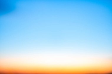 Güzel, lüks, yumuşak, turuncu, bulanık bulutlar ve mavi gökyüzünde güneş ışığı. Arka plan için mükemmel. Akşam, Alacakaranlık, büyük boy, yüksek çözünürlüklü manzara fotoğrafı.