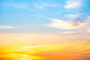 Güzel, lüks, yumuşak turuncu altın bulutlar ve mavi gökyüzünde güneş ışığı arka plan için mükemmel, akşam, Alacakaranlık, büyük boy, yüksek çözünürlüklü manzara fotoğrafı, savana manzarası