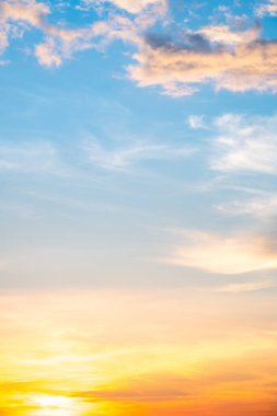 Güzel, lüks, yumuşak turuncu altın bulutlar ve mavi gökyüzünde güneş ışığı arka plan için mükemmel, akşam, Alacakaranlık, büyük boy, yüksek çözünürlüklü manzara fotoğrafı, dikey