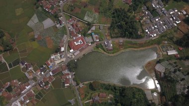 Yeşil tepenin üst manzarası