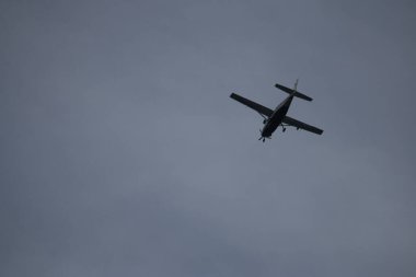 Gökyüzünde uçan bir uçak