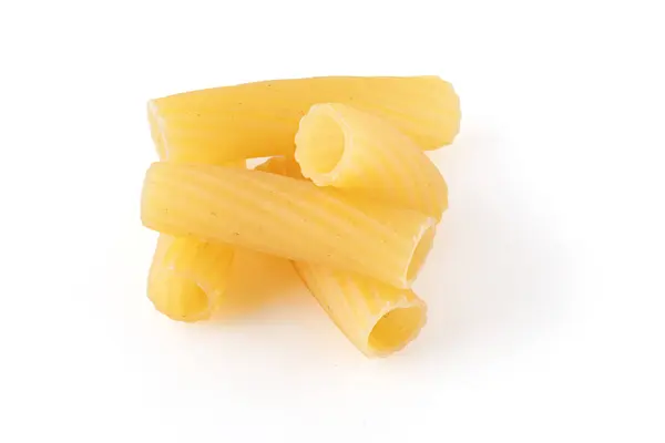 未煮熟的通心粉管 玉米面或开胃菜 白色背景隔离 顶部视图 — 图库照片