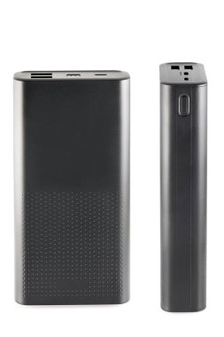 Mobil ve diğer cihazları şarj etmek için kendine yeten dış batarya. Güç bankası beyaz arka planda izole edildi. Şık şarj aleti (şarj edilebilir pil). Tam alan derinliği.