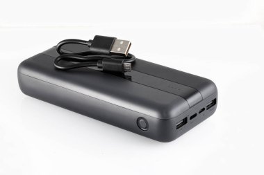 Mobil ve diğer cihazları şarj etmek için kendine yeten dış batarya. Güç bankası beyaz arka planda izole edildi. Şık şarj aleti (şarj edilebilir pil). Tam alan derinliği.