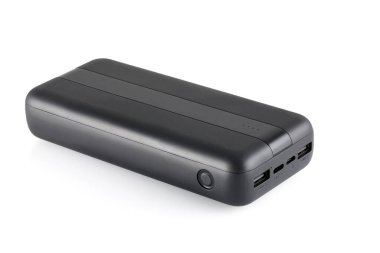 Mobil ve diğer cihazları şarj etmek için kendine yeten dış batarya. Güç bankası beyaz arka planda izole edildi. Şık şarj aleti (şarj edilebilir pil). Tam alan derinliği.