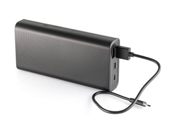 Mobil ve diğer cihazları şarj etmek için kendine yeten dış batarya. Güç bankası beyaz arka planda izole edildi. Şık şarj aleti (şarj edilebilir pil). Tam alan derinliği.