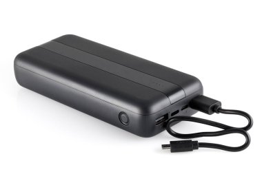 Mobil ve diğer cihazları şarj etmek için kendine yeten dış batarya. Güç bankası beyaz arka planda izole edildi. Şık şarj aleti (şarj edilebilir pil). Tam alan derinliği.