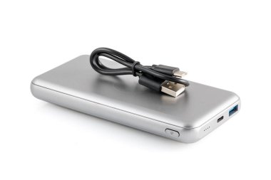 Mobil cihazları şarj etmek için ek otonom güç bankası. Dış batarya beyaz arka planda izole edildi. Güç kaynağı (pil) olan akıllı telefon için gümüş şarj aleti. Tam alan derinliği.