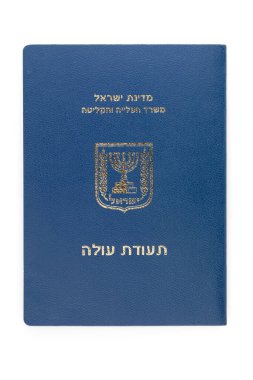 Teudat Oleh Israel Aliyah kitapçıktan yararlanıyor. İbranice yazılmış. İsrail Özümseme Bakanlığı ve Yahudi ajansı Sokhnut 'un yeni göçmen pasaportu. Beyaz arkaplanda izole