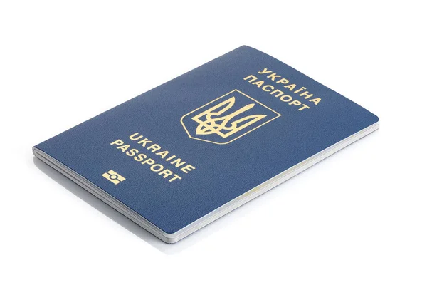 Beyaz arka planda izole edilmiş Ukrayna pasaportu. Ukrayna Ukrayna pasaportuyla yazılmış. Yakın çekim..