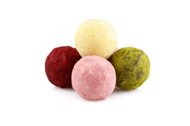 Beyaz arka planda izole edilmiş bir grup çikolatalı tatlı. Tam alan derinliği. Yakın çekim..