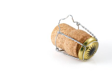 Şampanya şişesinin mantarı ya da köpüklü şarap. Beyaz arka planda izole edilmiş bir mantarın yakın plan fotoğrafı..