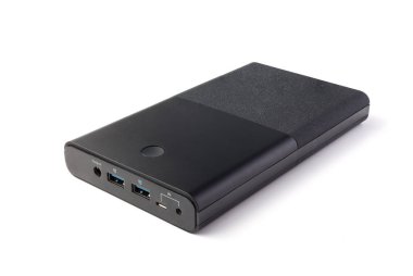 Mobil cihazları şarj etmek için güç bankası. Güç bankası olan siyah akıllı telefon şarj aleti. Batarya bankası. Mobil aygıtlar için dış pil.