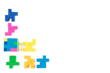 Çok renkli kauçuk şekilli küp bulmacası. Karar verme süreci kavramı, yaratıcı, mantıklı düşünme. Mantıklı görevler. Conundrum, önerilen parçanın kayıp parçasını bul..