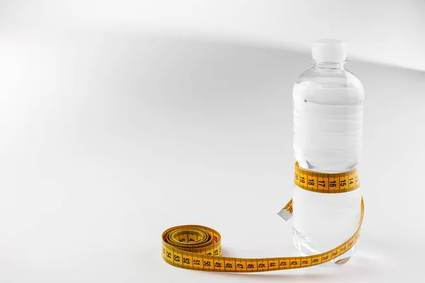 Plastflaska Med Vatten Insvept Gul Meter Isolerad Vit Bakgrund Hälsobegreppet — Stockfoto