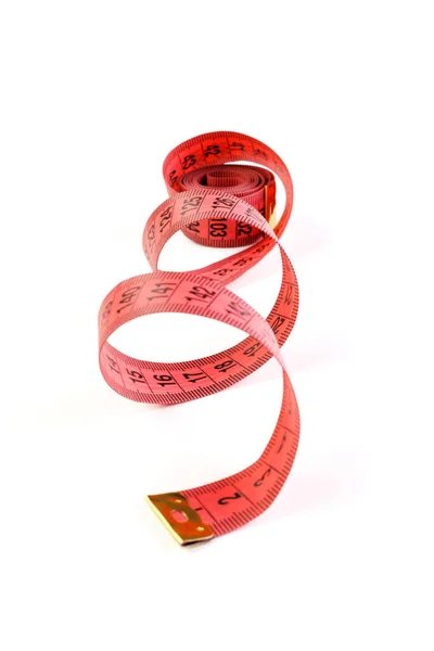 白色背景上隔离的红色测量带 为健身量尺 后续行动 免版税图库图片