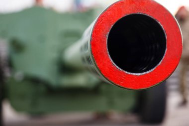 Fıçı topçu tüfeği yakın çekim. Yüzeyin derinliği (DOF)