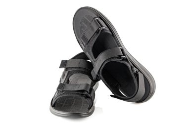 Beyaz arka planda siyah erkek terlikleri.