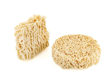 Beyaz arka planda izole edilmiş çiğ erişteler. Yakın çekim. Üst görünüm. 