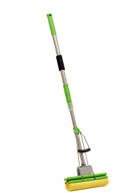 Beyaz arka planda izole edilmiş sünger ve fırçayla yer temizleme bezi.