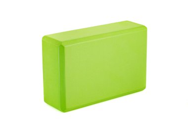 Beyaz arkaplanda yeşil polipropilen yoga bloğu var. Spor ve sağlık ürünleri.