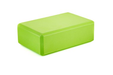 Beyaz arkaplanda yeşil polipropilen yoga bloğu var. Spor ve sağlık ürünleri.