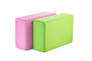 Yeşil ve pembe polipropilen yoga bloğu beyaz arka planda izole edilmiş. Spor ve sağlık ürünleri.