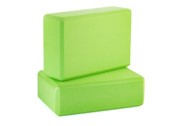Beyaz arkaplanda yeşil polipropilen yoga bloğu var. Spor ve sağlık ürünleri.