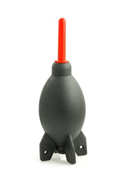 Beyaz bir arka planda izole edilmiş, toz kaldırma için plastik bir hava pompası. Bu araç kameralar, lensler, kişisel bilgisayarlar, klavyeler ve cep telefonları için tasarlanmıştır..