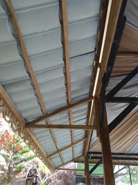 Ahşap çerçeveli, masalı ve sandalyeli binalar