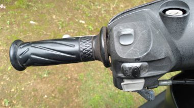 Sol freni kauçuk tutamakla tut