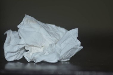 Masadaki kullanılmış mendil.