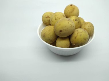 Buah Duku, olgun langsat meyvesi küçük beyaz bir kasede.