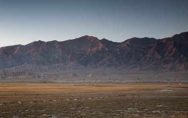 Karlı ve bulutlu dağ manzarası
