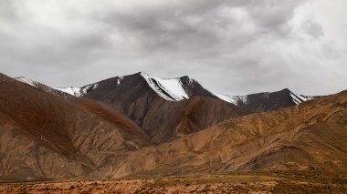 Arkaplanda dağların güzel manzarası