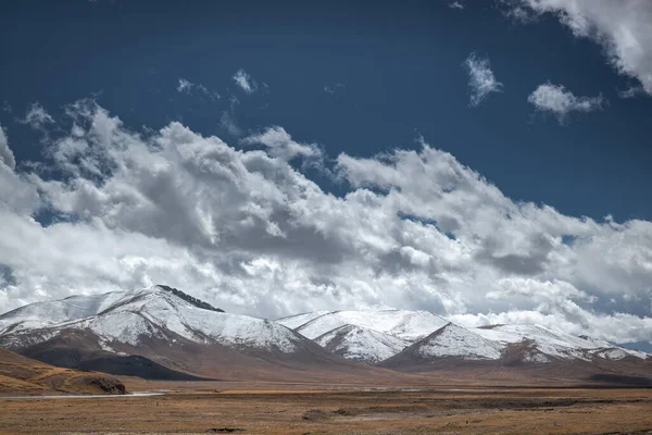 Bulutlu Havada Karlı Dağ Deresi — Stok fotoğraf